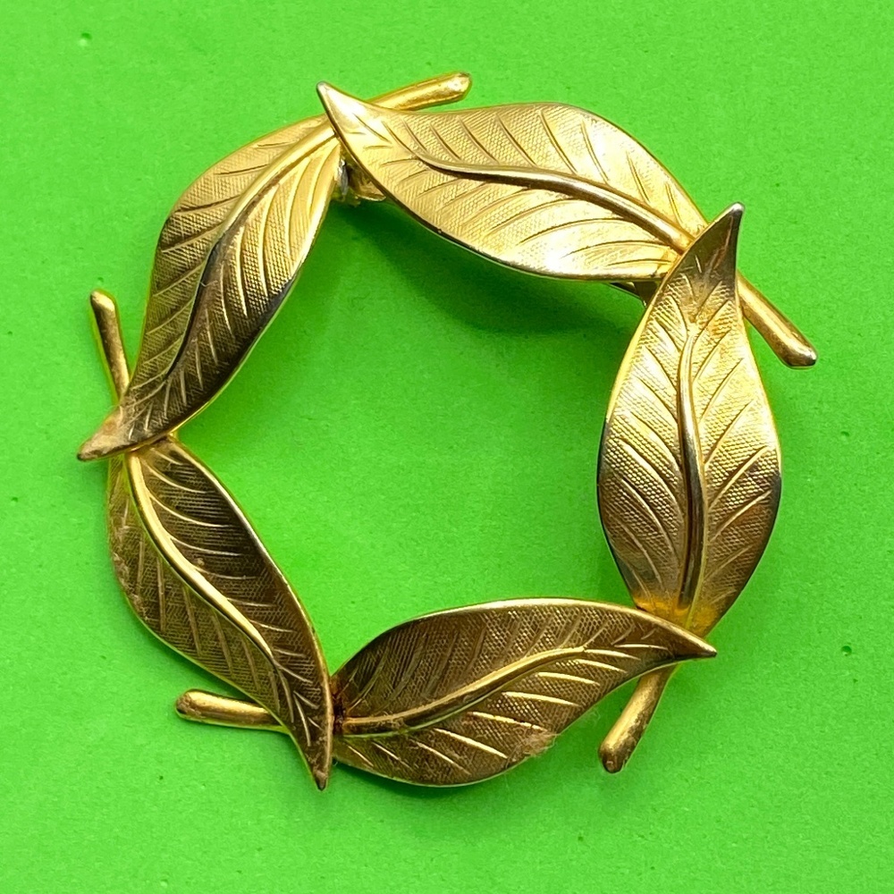 Vintage Round Leaves Gold Tone Brooch Grannycore